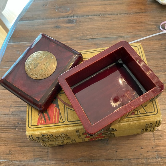 Wooden Lacquered Box Brass Medallion of Deer in Forest Brass Corner Accents EUC - Picture 5 of 11
